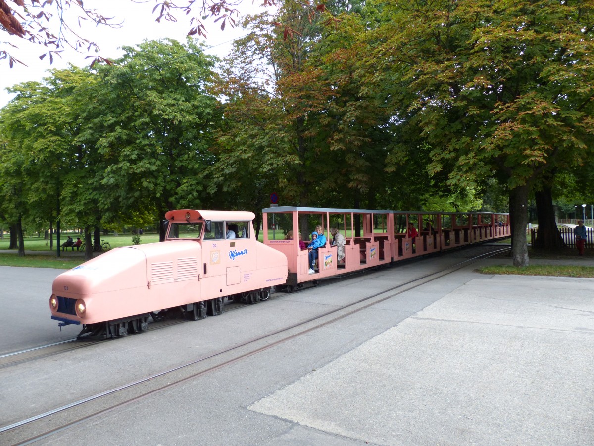 Die Liliputbahn im Wiener Prater fährt an Sommernachmittagen etwa in einem Viertelstundentakt. Die gesamte Runde ist etwa 4 Kilometer lang. 25.8.2015