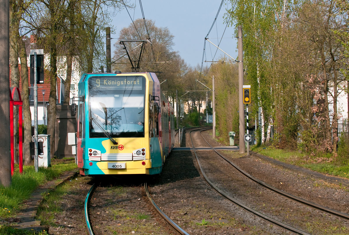 Die Line 9 mit der Wagennummer 4005 auf dem Weg nach Königsforst. Aufgenommen am 15.4.2019 an der KVB-Haltestelle Rath/Heumar.