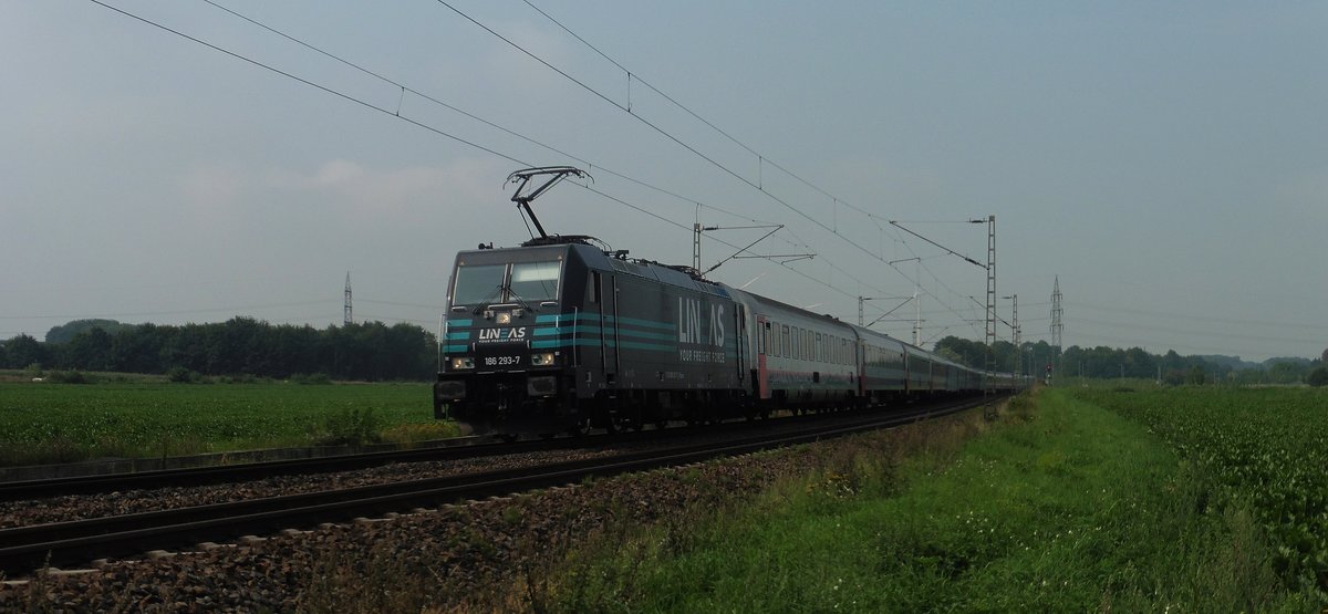 Die Lineas 186 293-7 mit dem Gamescom Sonderzug aus Holland durch Grevenbroich in Richtung Köln.

Grevenbroich
26.08.2017