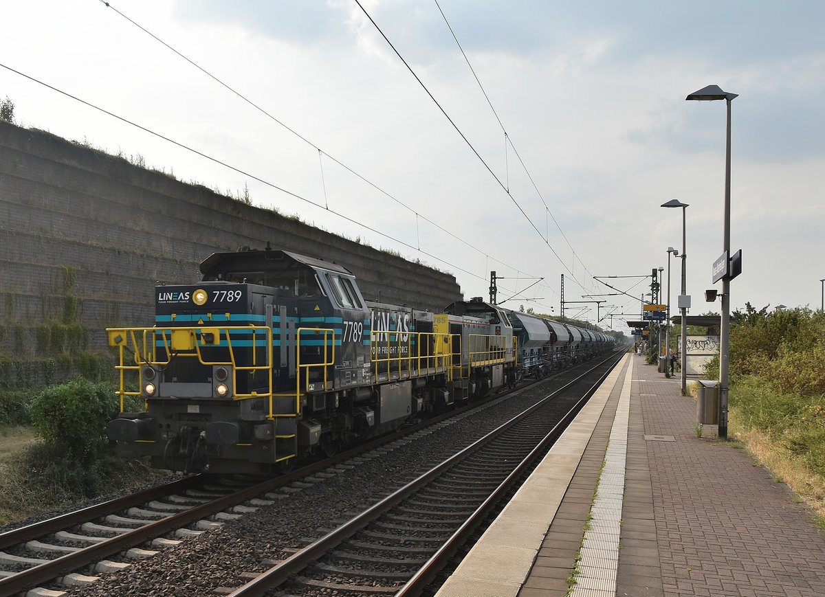 Die LINEAS 7789 und 7785 kommen mit einem Kalkleerzug als Umleiter aus Oberhausen bei Allerheiligen nach Belgien gefahren am Abend des 19.7.2018, der Grund für die Umleitung sind die Bauarbeiten zwischen Erkelenz und Geilenkirchen.