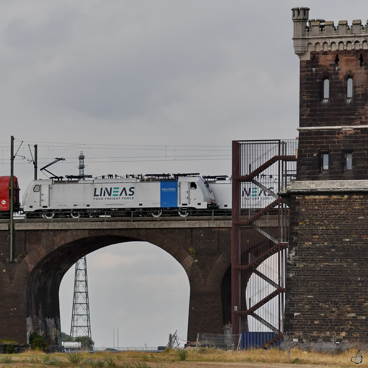 Die Lineas-Elektrolokomotiven 186 450-3 und 186 497-4 begegneten sich im August 2022 auf der Duisburg-Hochfelder Eisenbahnbrücke.