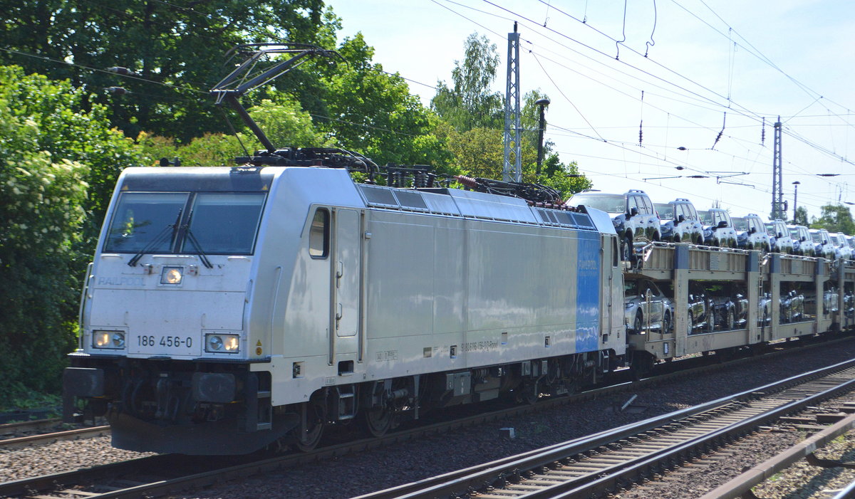 Die LINEAS Group NV/SA, ein in unseren Breitengraden neu tätiges EVU mit der Rpool   186 456-0  [NVR-Number: 91 80 6186 456-0 D-Rpool] und einem PKW-Transportzug (fabrikeneue Toyota u. LEXUS Modelle) Richtung Frankfurt/Oder am 23.05.18 Berlin-Hirschgarten.