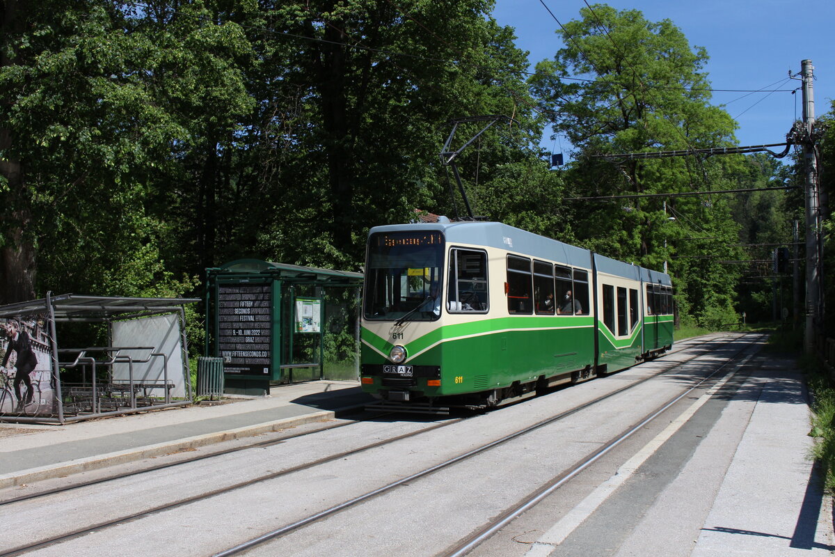 Die Linie 1 der Holding Graz Linien verbindet Eggenberg im West von Graz mit Mariatrost im Osten der Stadt.
Ab der Station Hilmteich führt die Strecke eingleisig durch idyllische grüne Wälder bis zu ihrem Ende in Mariatrost.
Eine der Haltestelle zum Kreuzen ist St. Johann in der am 19.5.2022 der Wagen Nr. 611 auf seinem Weg nach Eggenberg auf die Weiterfahrt wartet.