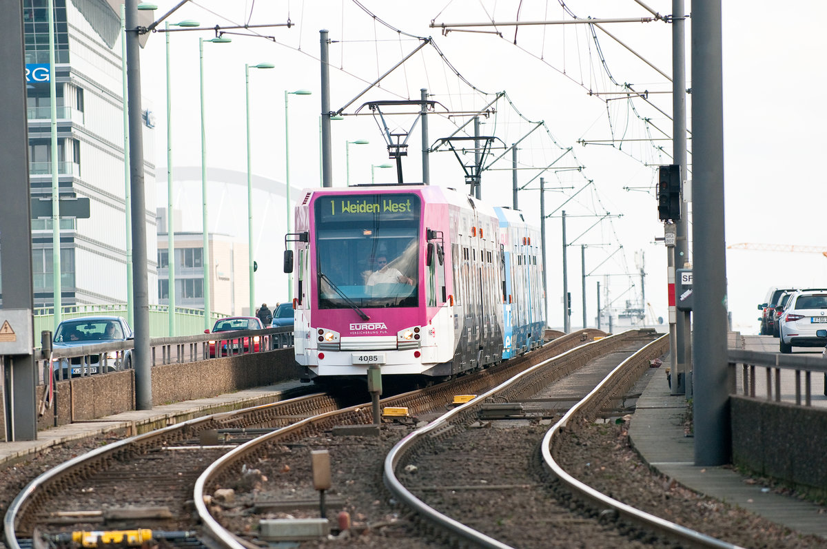 Die Linie 1 mit der Wagennummer 4085 auf dem Weg nach Weiden West. Aufgenommen am 22.2.2019.