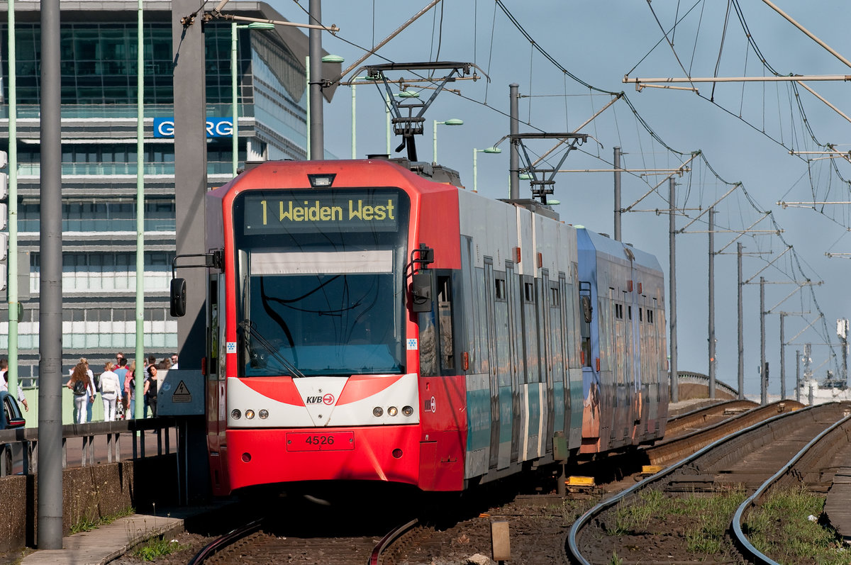 Die Linie 1 mit der Wagennummer 4526 auf dem Weg nach Weiden-West.Aufgenommen an der KVB-Haltestelle Heumarkt am 21.4.2019.