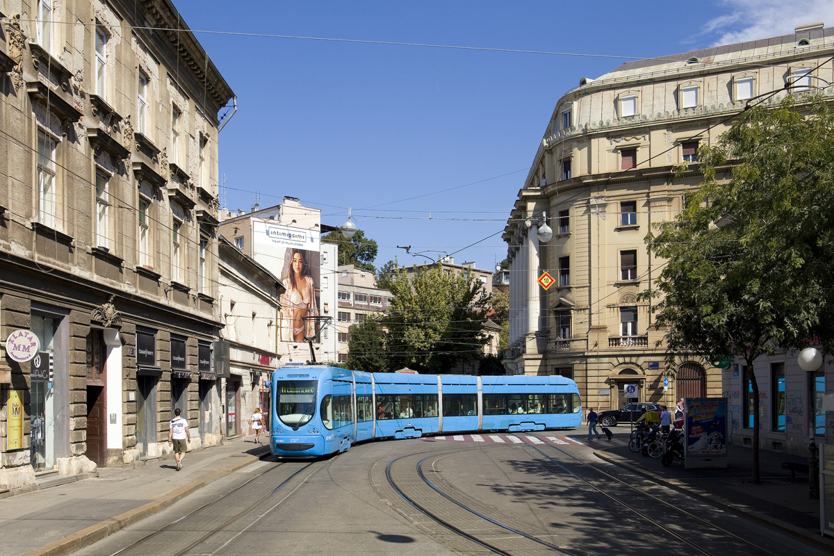 Die Linie 11 wird planmäßig ausschließlich mit den langen Crotams der Serie 2200 betrieben. Am 11. September 2024 war unter anderem Wagen 22102 eigenteilt und erreicht soeben die Haltestelle Draškovićeva. 