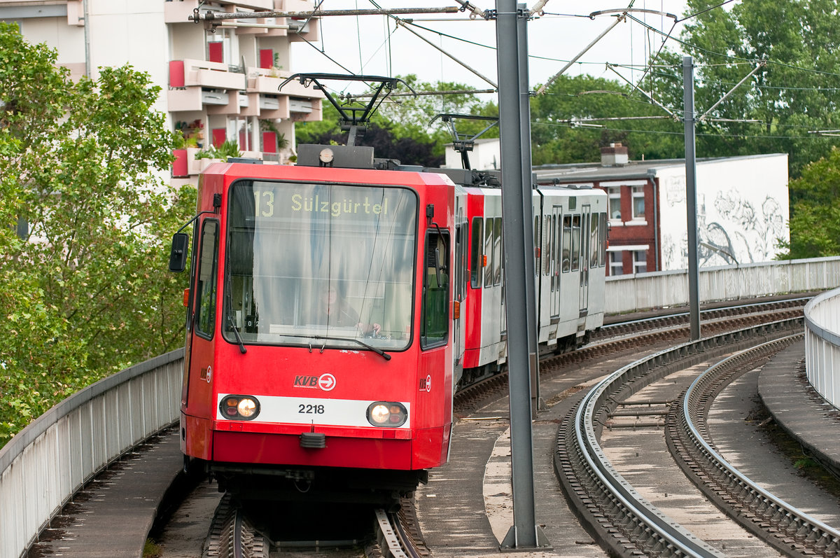 Die Linie 13 der KVB mit der Wagennummer 2218 auf dem Weg nach Sülzgürtel. Aufgenommen am 31.5.2019.