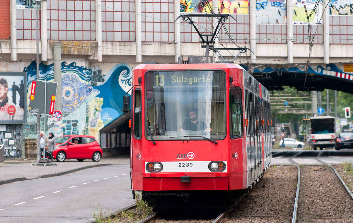 Die Linie 13 der KVB mit der Wagennummer 2239 auf dem Weg zum Sülgürtel. Aufgenommen am 13.5.2019.