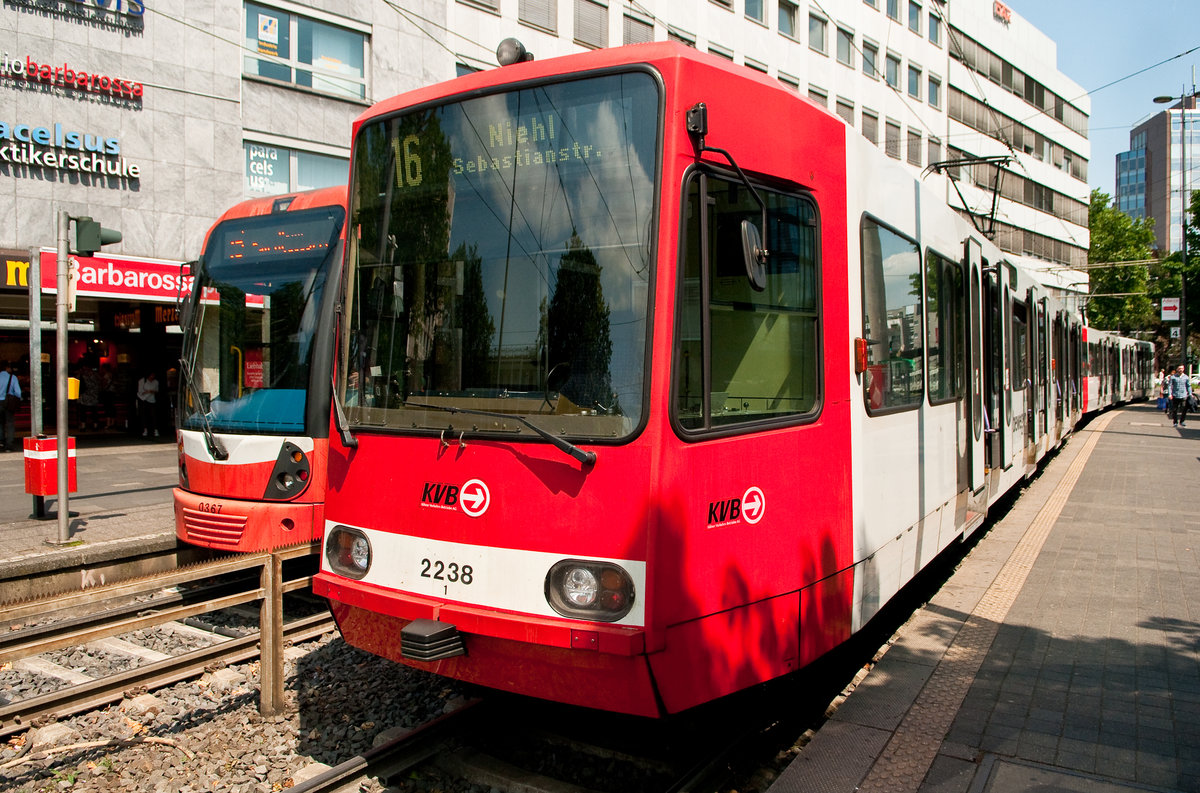 Die Linie 16 der KVB mit der Wagennummer 2238 auf dem Weg zur Niehl sebastianstr. Aufgenommen am 5.6.2019.