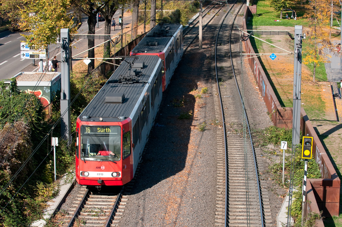 Die Linie 16 mit der Wagennummer 2213 auf dem Weg nach Sürth. Aufgenommen am 26.10.2018.