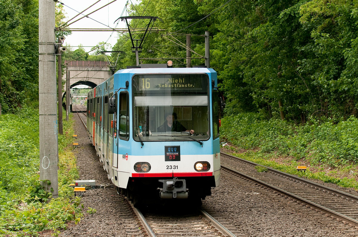 Die Linie 16 mit der Wagennummer 2331 auf dem Weg zur Niehl Sebastianstraße. Aufgenommen am 19.5.2019 in Rodenkirchen. 