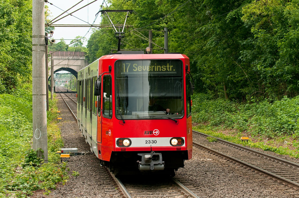 Die Linie 17 mit der Wagennummer 2330 auf dem Weg zur Severinstraße. Aufgenommen am 19.5.2019 in Rodenkirchen. 
