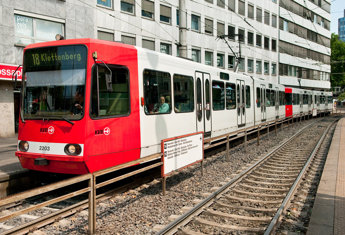 Die Linie 18 der KVB mit der Wagennummer 2203 auf dem Weg nach Klettenberg. Aufgenommen am 5.6.2019.