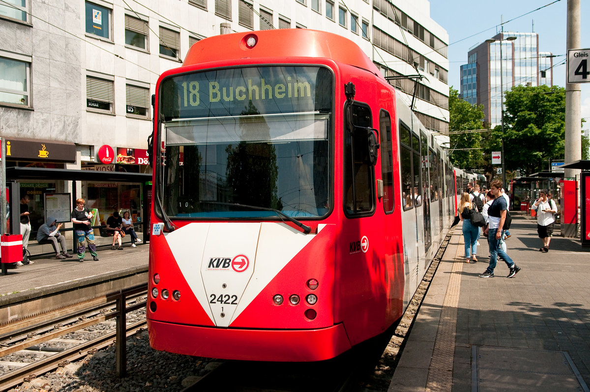 Die Linie 18 der KVB mit der Wagennummer 2422 auf dem Weg nach Buchheim.  Aufgenommen am 5.6.2019.