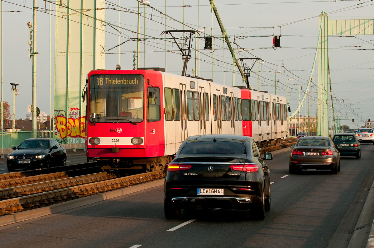 Die Linie 18 mit der Wagennummer 2226 in Fahrtrichtung Thielenbruch. Mülheimer-Brücke.

Aufgenommen am 27.10.2018