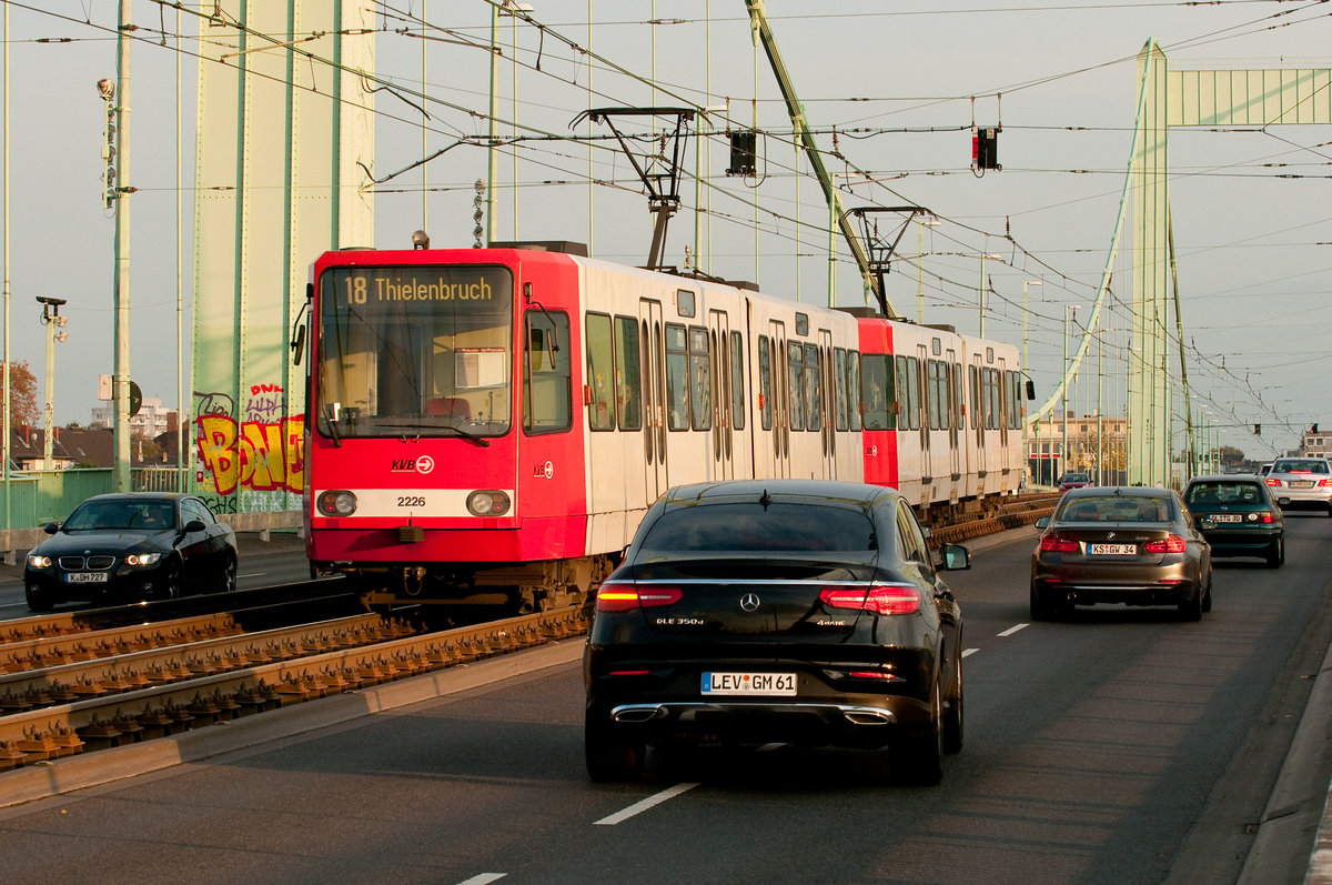 Die Linie 18 mit der Wagennummer 2226 in Fahrtrichtung Thielenbruch. Mülheimer-Brücke.

Aufgenommen am 27.10.2018
