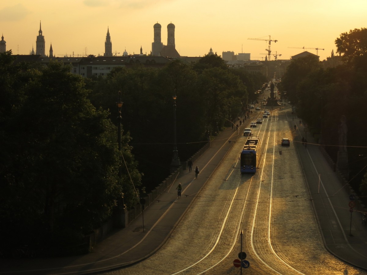 Die Linie 19 auf der Maximiliansbrücke. 
Wer denkt bei der Silhouette der Münchner Türme nicht auch an die Anfangssequenz von ,  Meister Eder und sein Pumuckl  ?
Bild am Abend des 27.05.2015 vom Maximilianeum aus aufgenommen. 