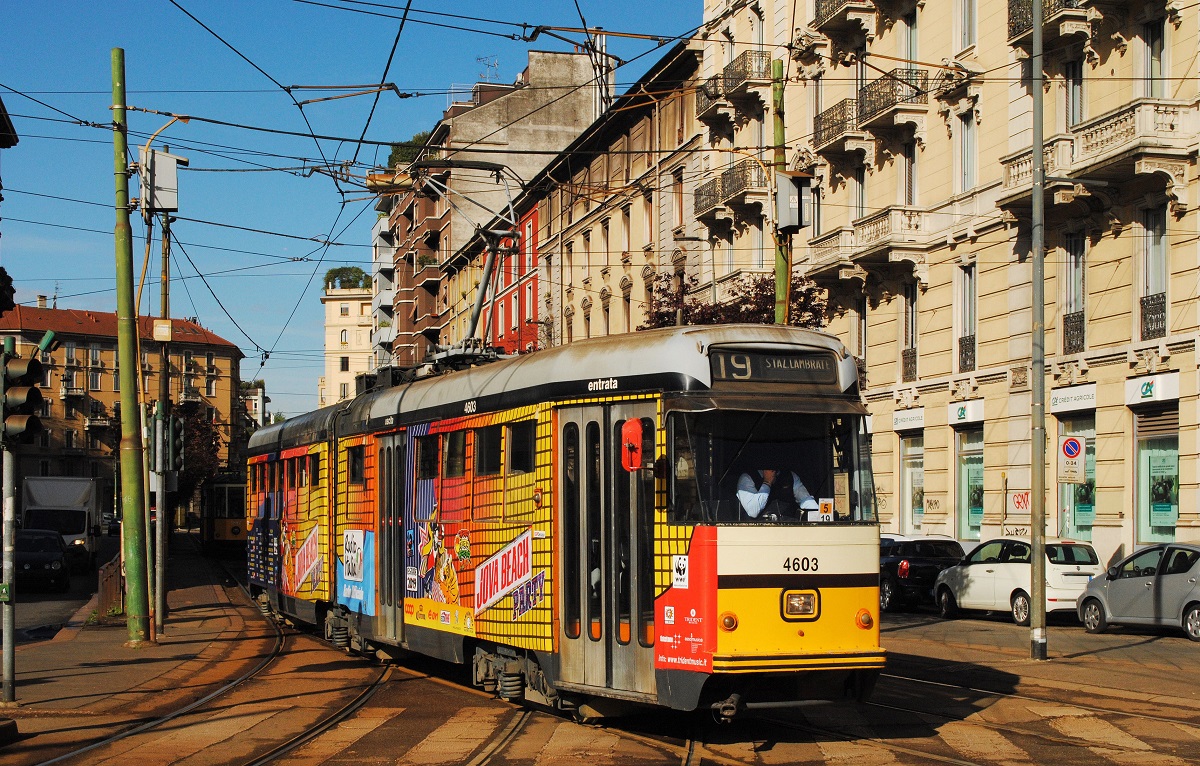 Die Linie 19 wird sowohl von den vierachsigen  Ventottos , als auch von den sechsachsigen Gelenktriebwagen der Reihen 4600/ 4700 aus den 1950er Jahren betrieben. Am Morgen des 05.04.2019 überquerte der Tw. 4603 auf der Fahrt zur Stazione Lambrate die Piazza Ascoli.