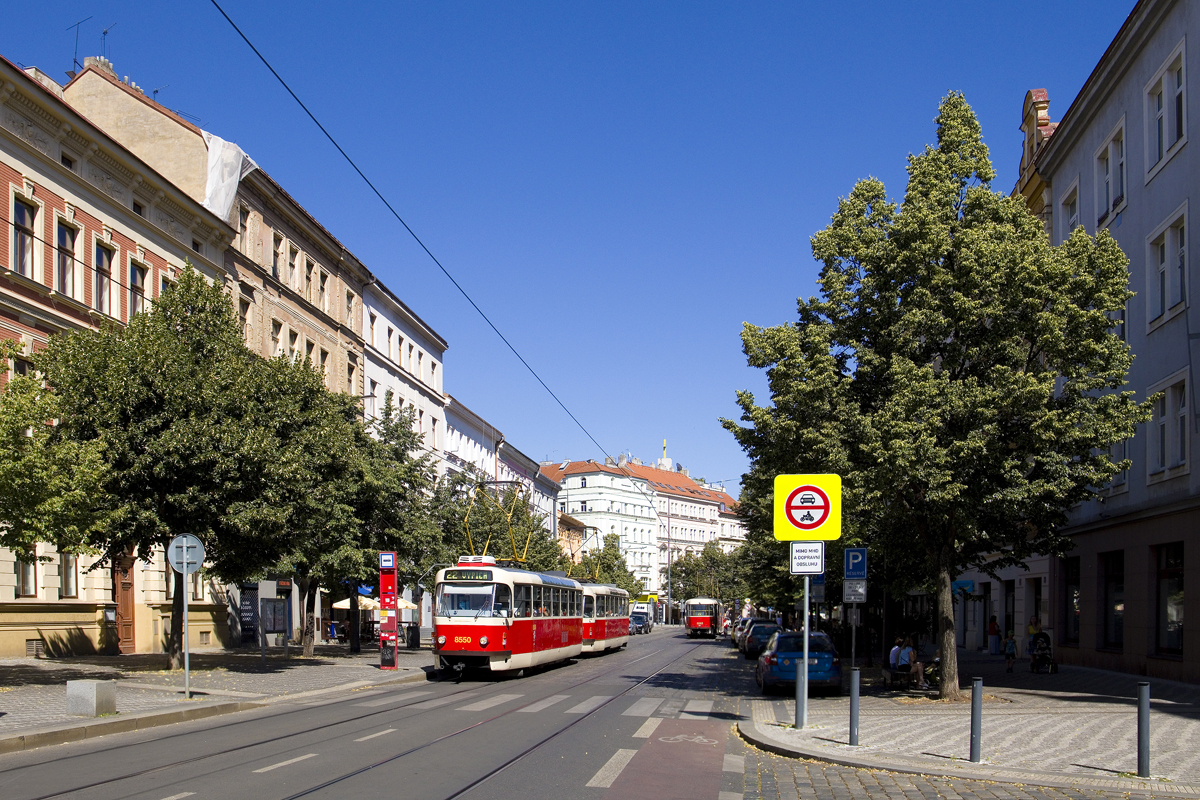 Die Linie 22 ist aktuell vermutlich jene Linie, die auf der man am häufigsten die ČKD-Tatra T3 erleben kann. Unter der Woche fährt sie in einem dichten 5- bzw. 6-Miunten Takt und in etwa jeder zweite bis dritte Kurs ist noch hochflurig unterwegs. 
Am 1. Juli 2025 zeigt sich eine Tatra T3R.P - Garnitur mit Wagen 8550 an der Spitze beim Anfahren aus der Haltestelle Vršovické náměstí, auch in die Gegenrichtung zeigt sich im Hintergrund eine solche Garnitur mit Wagen 8563 am Schluss.