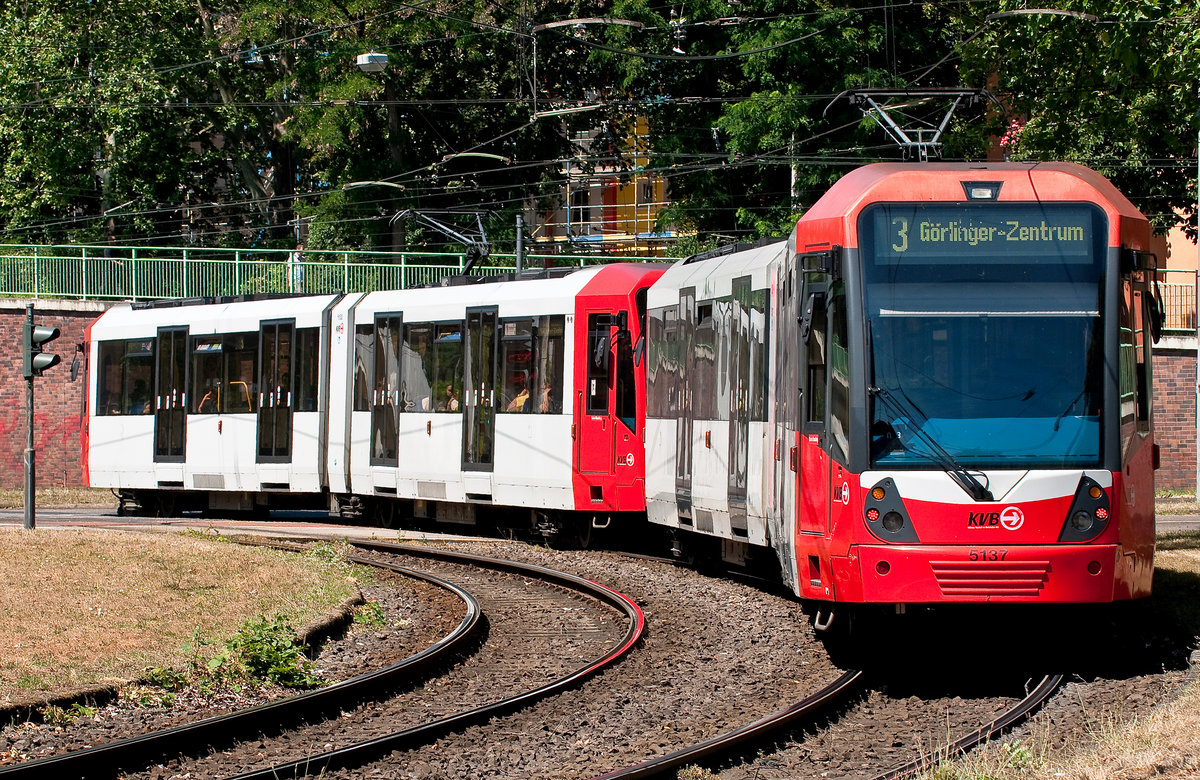 Die Linie 3 der KVB mit der Wagennummer 5137 auf dem Weg zum Görlinger Zentrum. Aufgenommen am 28.6.2019.