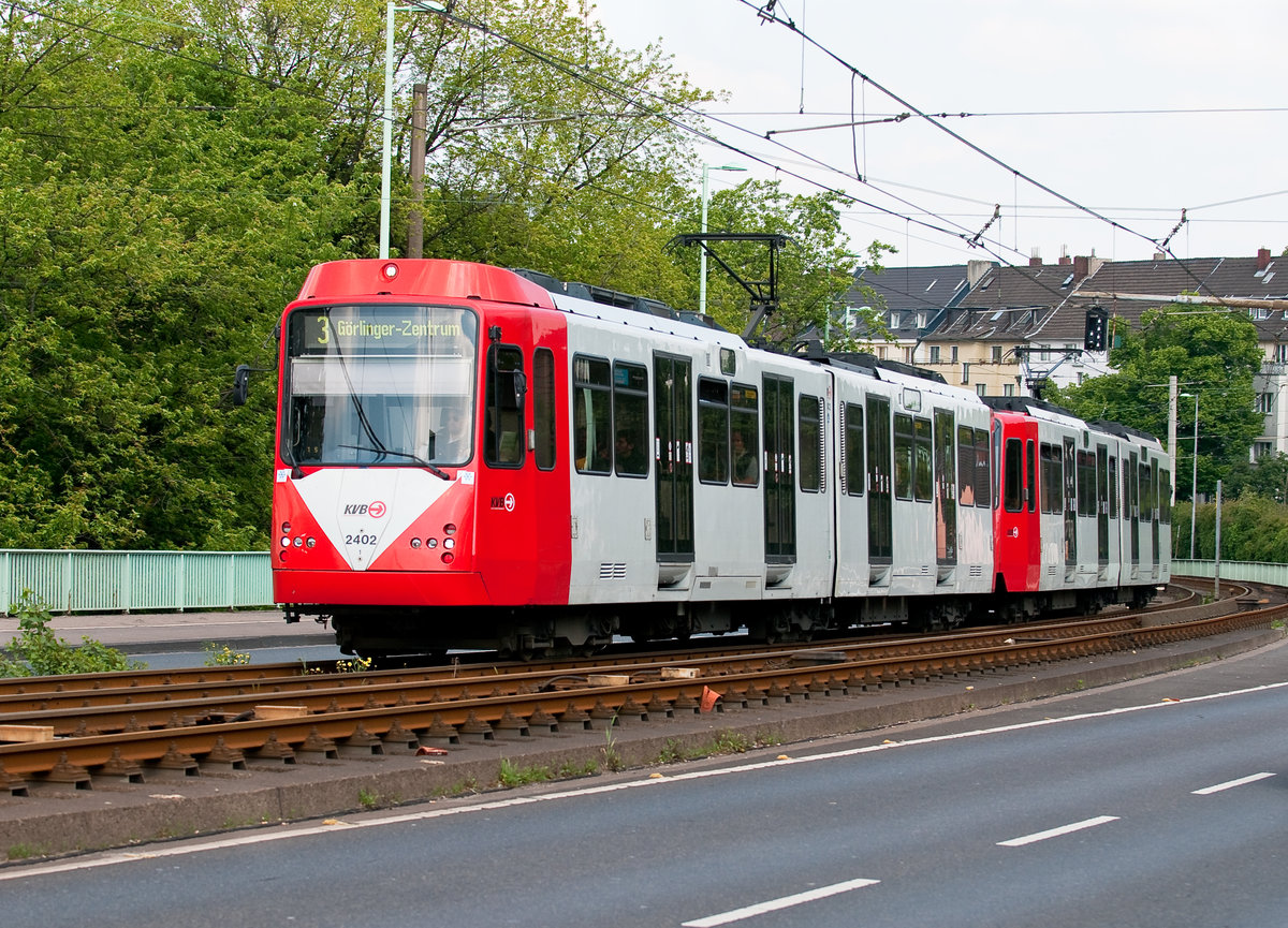 Die Linie 3 mit der Wagennummer 2402 auf dem Weg zum Gorlinger-Zentrum. Aufgenommen am 25.5.2019.