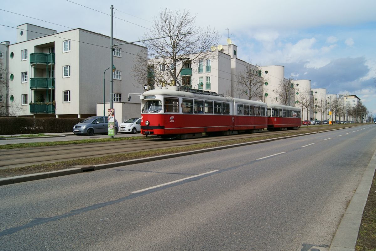 Die Linie 30 gehört zu den letzten Rückzugsgebieten der E1-c4-Züge. Am 29.03.2018 war E1 4732 mit c4 1329 von Stammerdorf kommend, kurz vor der Haltestelle Emperergasse, auf dem Weg nach Floridsdorf.