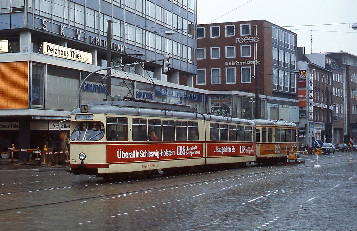 Die Linie 4 war die letzte Straßenbahnlinie in Kiel. Die Aufnahme von Tw 274 mit zweiachsigem Beiwagen entstand am 27.04.1985 auf dem Sophienblatt in der Nähe des Hauptbahnhofes, acht Tage vor der Stilllegung des Betriebes (04.05.1985).