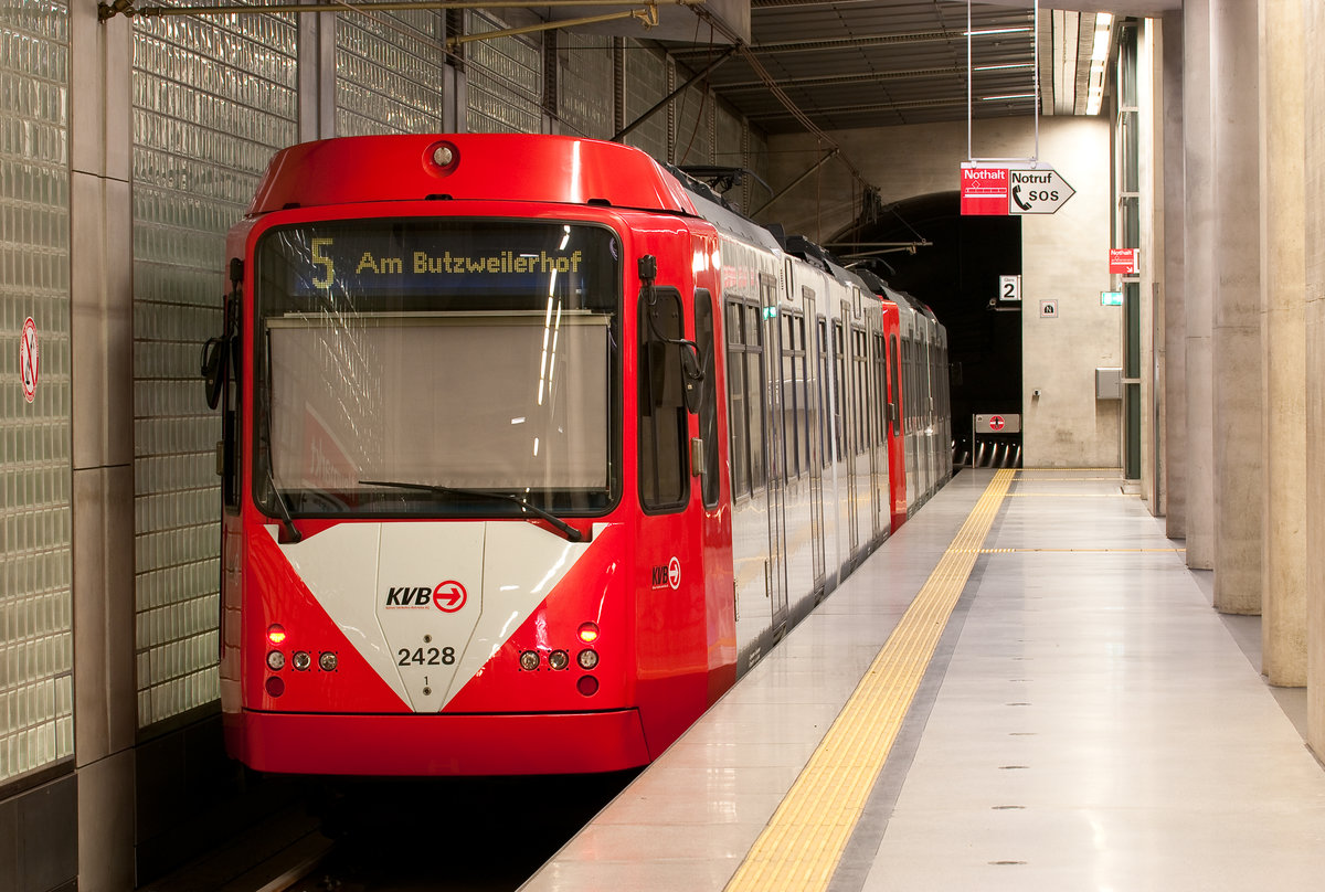 Die Linie 5 mit der Wagennummer 2428 auf dem zum Butzweiler Hof . U-Bahnhof Heumarkt. 18.1.2019