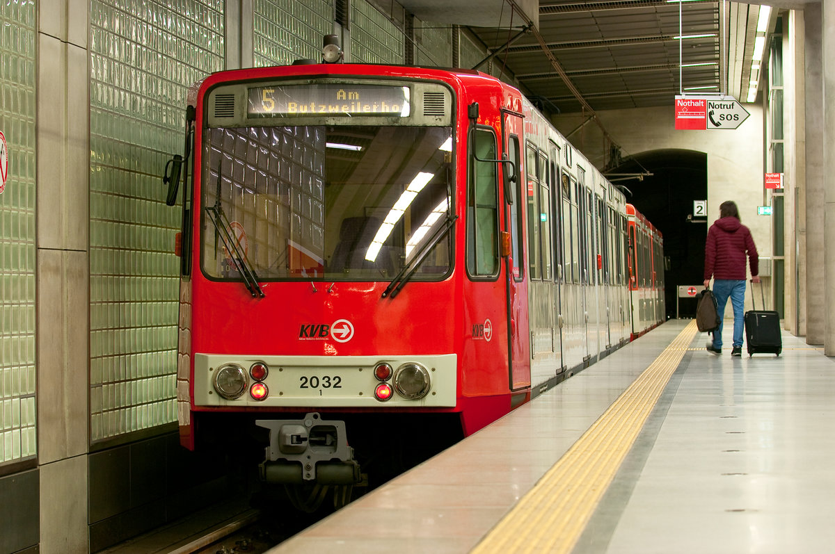 Die Linie 5 mit Wagennummer 2032 auf dem Weh zum Butzweiler Hof