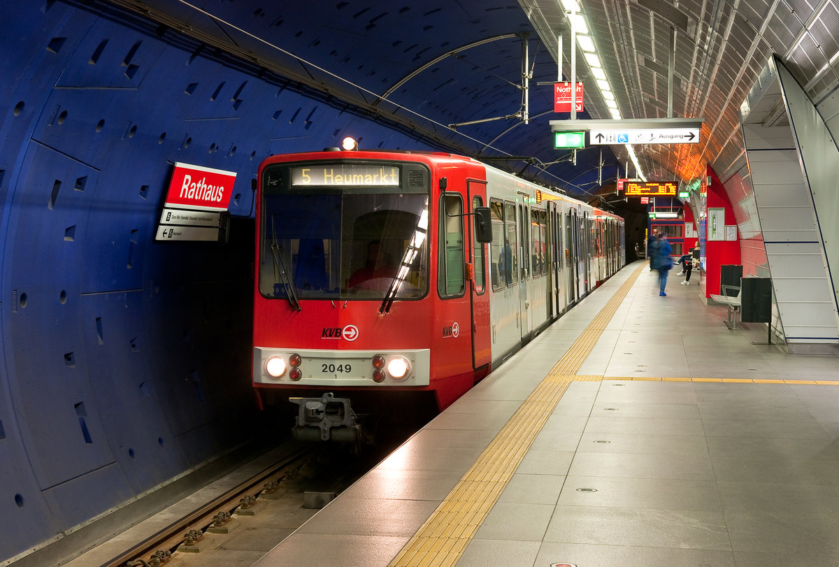 Die Linie 5 mit der Wagennummer 2049 auf dem Weg zum Heumarkt