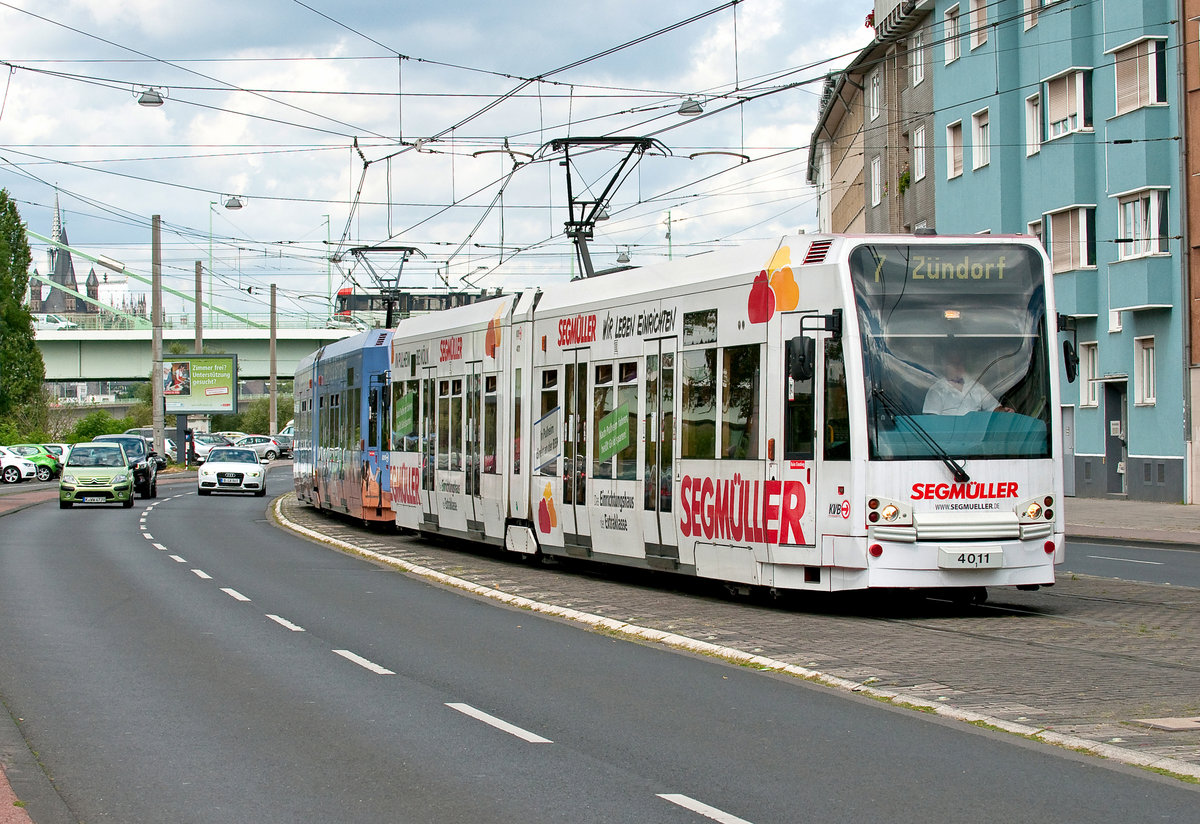 Die Linie 7 der KVB mit der Wagennummer 4011 auf dem weg nach Zündorf. Aufgenommen am 1.8.2019.