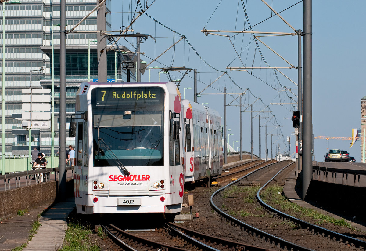 Die Linie 7 mit der Wagennummer 4012 auf dem Weg zum Rudolfplatz. Aufgenommen an der KVB-Haltestelle  Heumarkt am 21.4.2019.