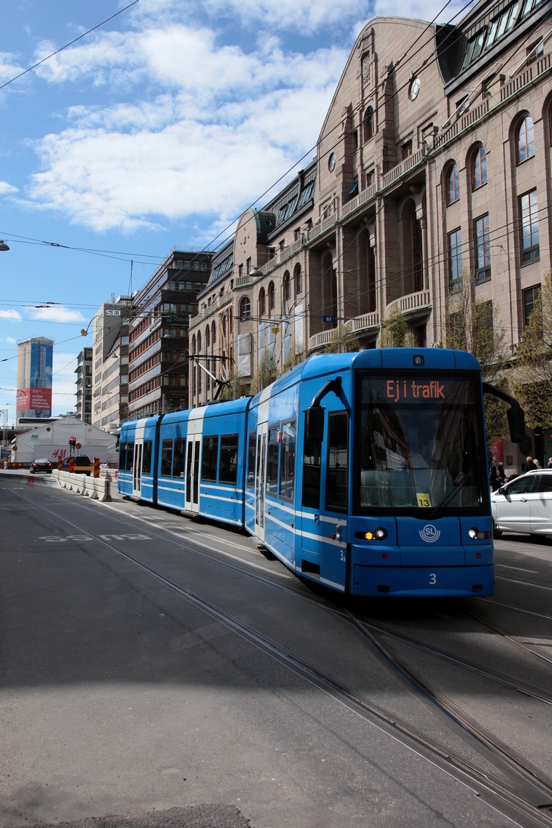 Die Linie 7 der Stockholmer Straßenbahn endet derzeit nach der Hst. Kungsträdgården. Tw 3 hat am 07.05.2017 gewendet und wechselt soeben das Gleis für die Rückfahrt  