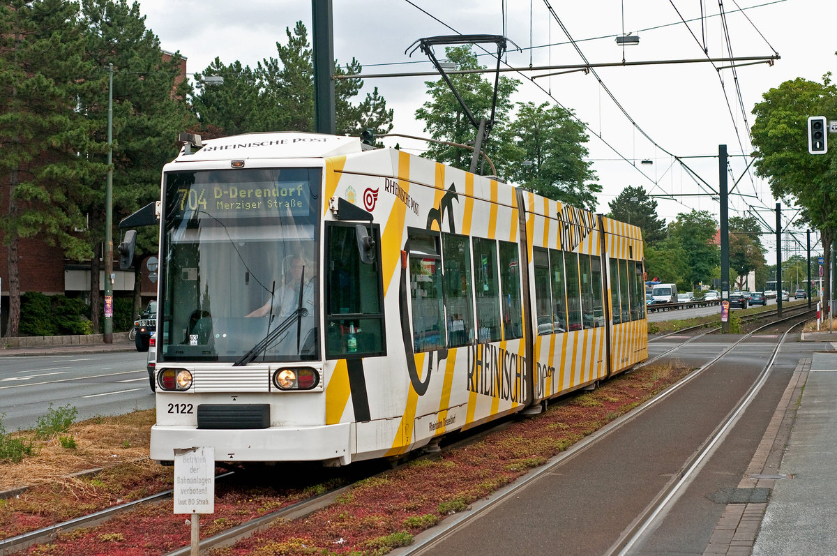 Die Linie 704 mit der Wagennummer 2122 auf dem Weg nach D-Derendorf. Aufgenommen am 11.7.2019.