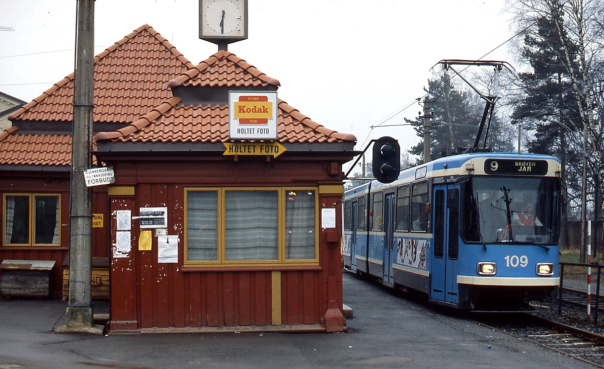 Die von der Linie 9 bediente Lilleakerbanen verkehrt zu einem großen Teil auf eigenen Bahnkörper und vermittelt eher den Eindruck einer Überlandbahn als den einer Straßenbahnbahn, hier Tw 109 als Linie 9 im Mai 1988. Die ersten Triebwagen des Typs SL-79 wurden zwischen 1982 und 1984 von der Düsseldorfer Waggonfabrik gebaut - schön, auch im hohen Norden auf ein Stück Heimat zu treffen.