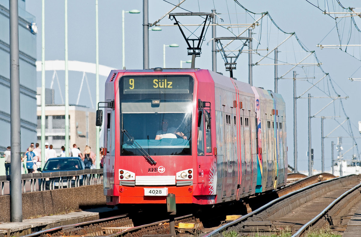 Die Linie 9 der KVB mit der Wagennummer 4028 auf dem Weg nach Sülz. Aufgenommen am 21.4.219.