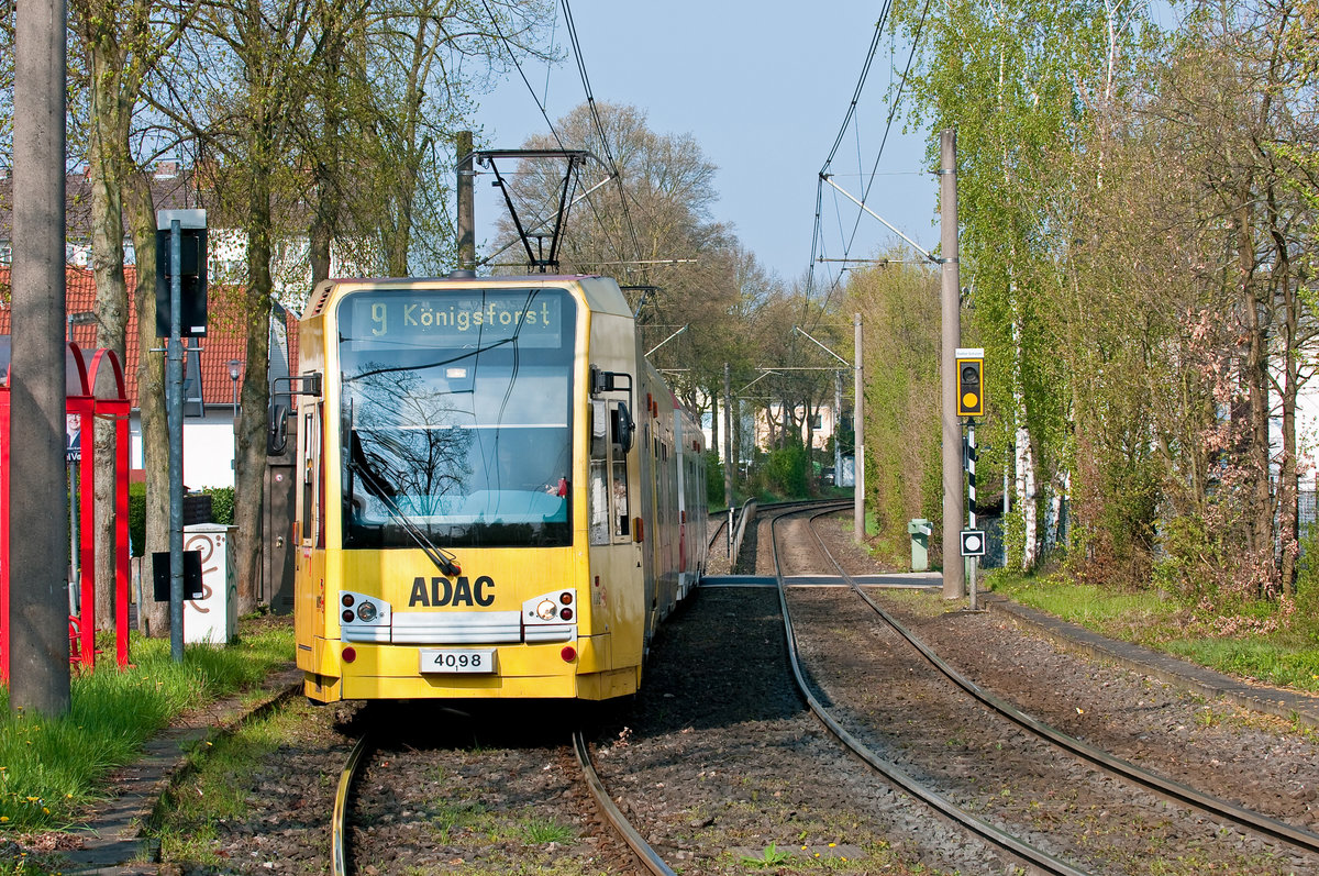 Die Linie 9 der KVB mit der Wagennummer 4098 auf dem Weg nach ;Königsforst. Aufgenommen am 15.4.2019.
