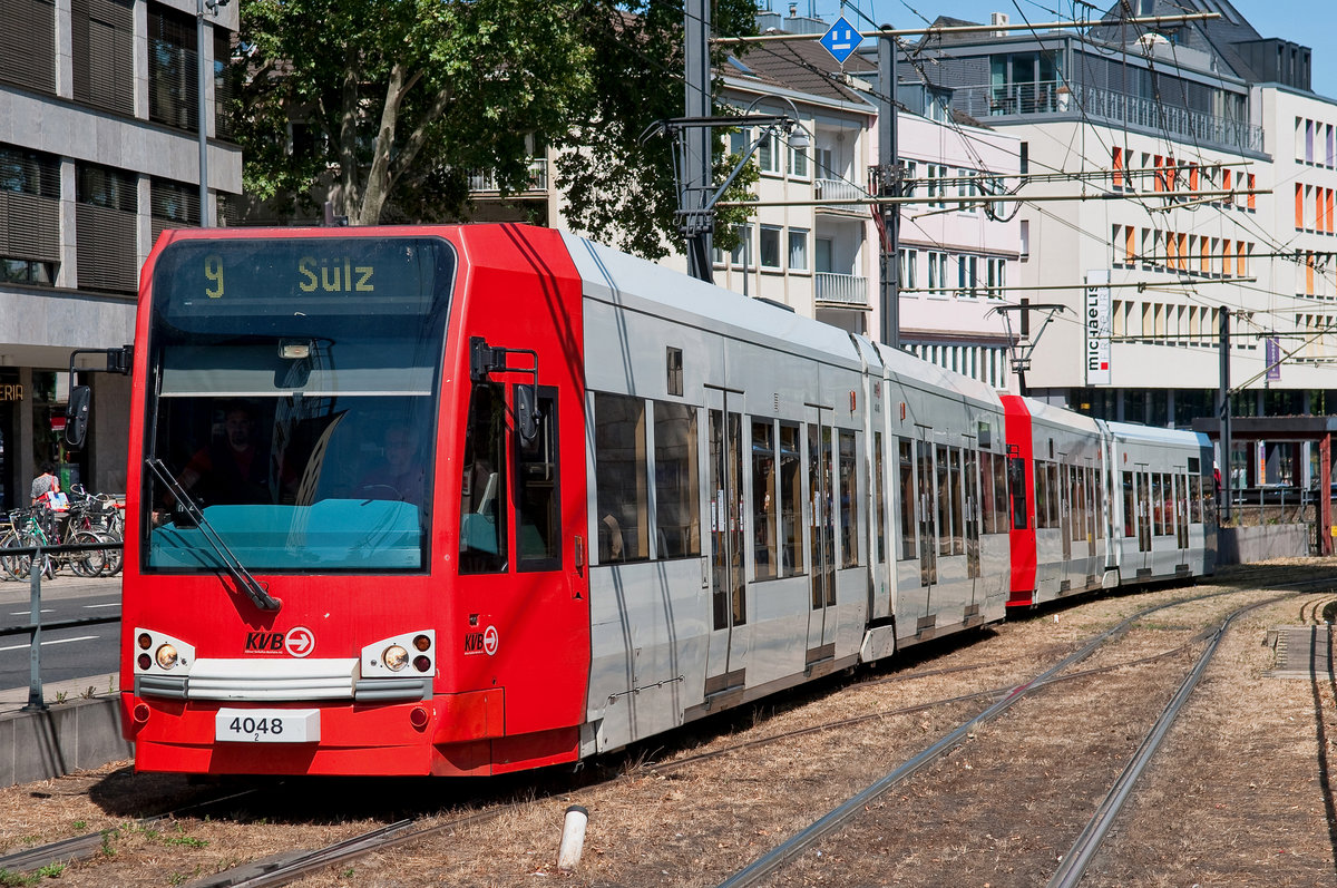 Die Linie 9 der KVB mit der  Wagennummer 4048 auf dem Weg nach Sülz. Aufgenommen am 23.7.2019.