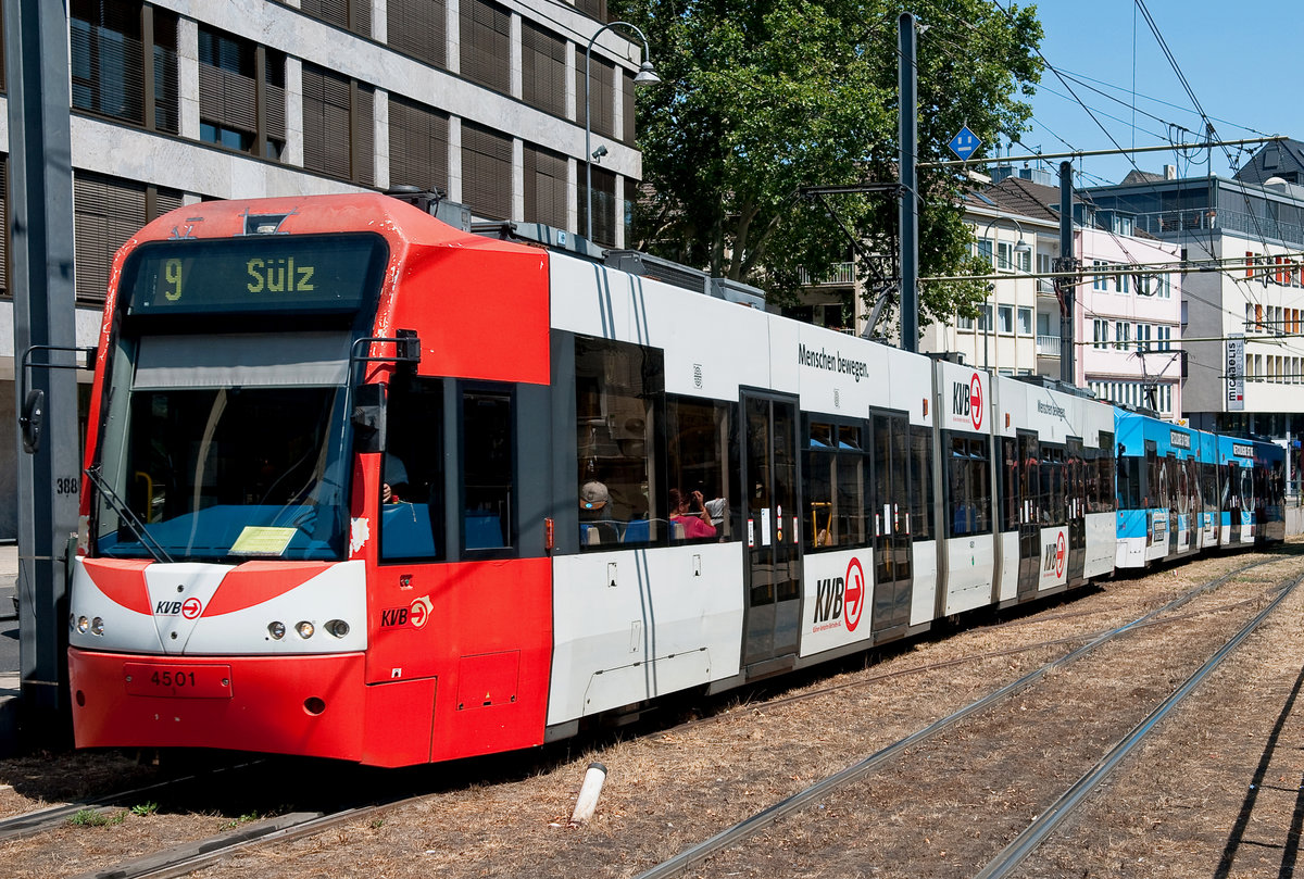 Die Linie 9 der KVB mit der Wagennummer 4501 auf dem Weg nach Sülz. Aufgenommen am 24.7.2019.
