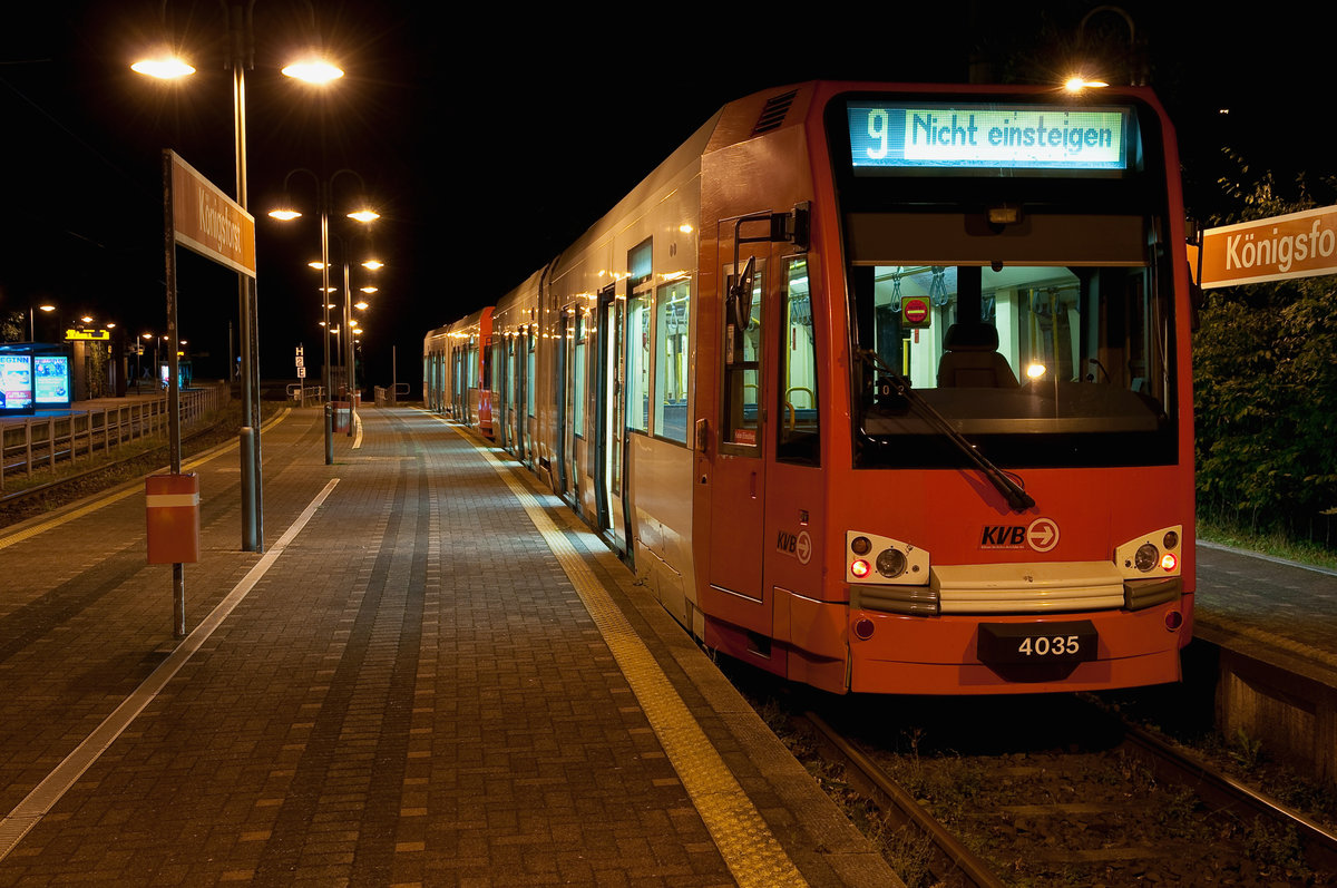 Die Linie 9 der KVB mit der Wagennummer 4035 bei Nacht an der KVB-Haltestelle Königsforst. Aufgenommen am 28.7.2019.
