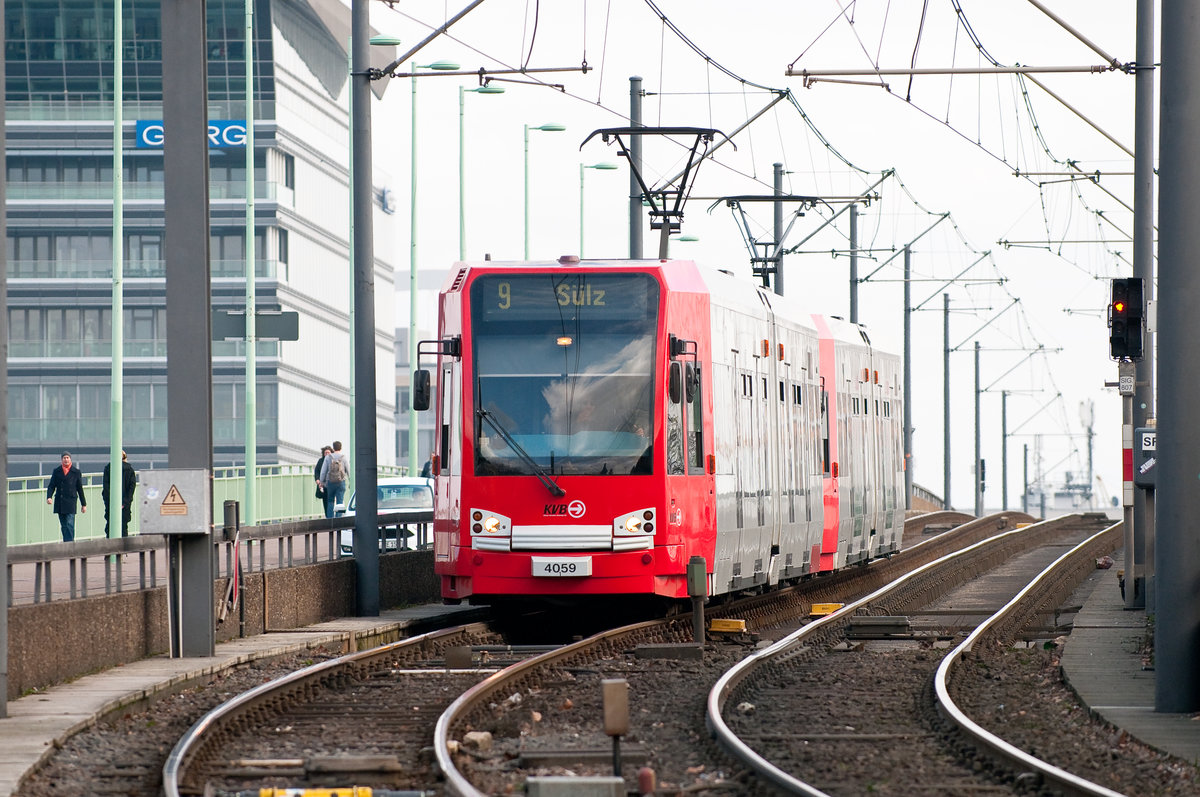 Die Linie 9 mit der Wagennummer 4059 auf dem Weg nach Köln-Sülz