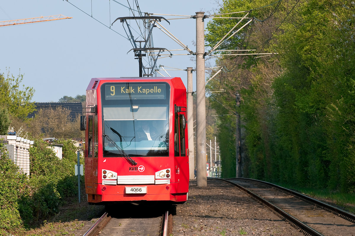 Die Linie 9 mit der Wagennummer 4066 auf dem Weg nach Kalk.Aufgenommen am 14.4.2019 an der KVB-Haltestelle Rath/Heumar.
