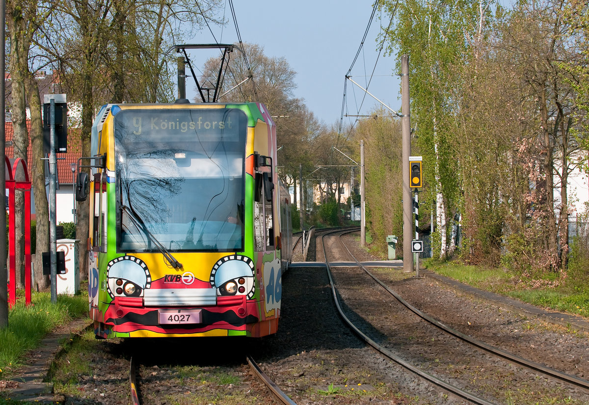 Die Linie 9 mit der Wagennummer 4027 auf dem Weg nach Königsforst. Aufgenommen am 15.4.2019 an der KVB Haltestelle Rath/Heuamr.