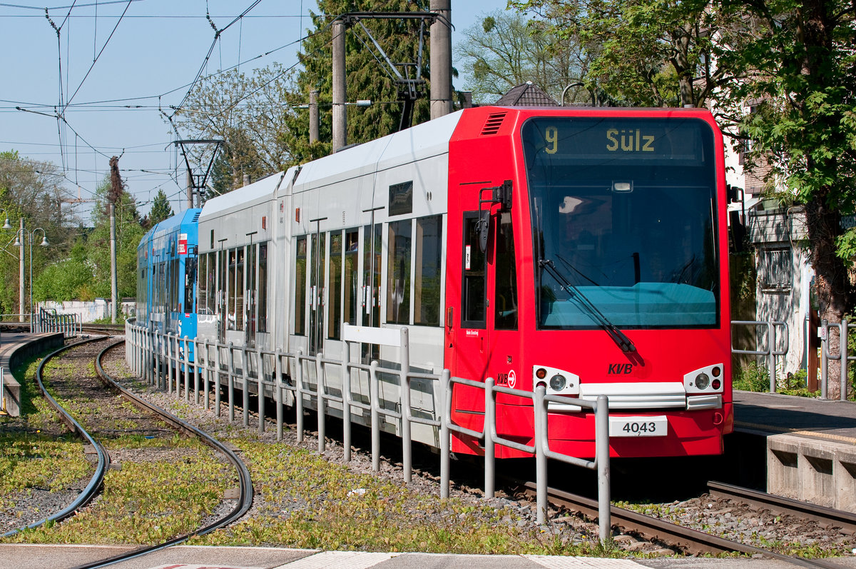 Die Linie 9 mit der Wagennummer 4043 an der Haltestelle Königsforst.