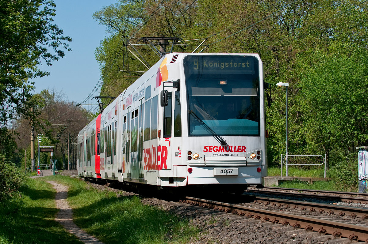 Die Linie 9 mit der Wagennummer 4057 auf dem Weh nach Königsforst.Aufgenommen am 20.4.2019.