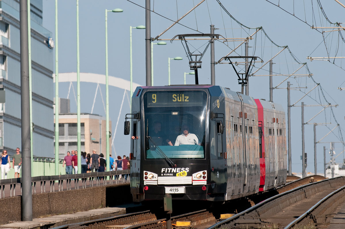 Die Linie 9 mit der Wagennummer 4115 auf dem Weg nach Sülz.Aufgenommen am 21.4.2019 an der KVB-Haltestelle Heumarkt am 21.4.2019.
