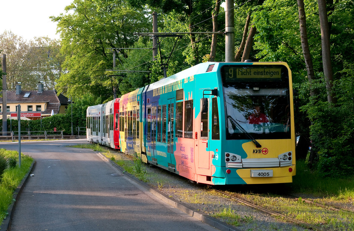 Die Linie 9 mit der Wagennummer 4005 an der KVB-Haltestelle Königsforst. Aufgenommen am 18.5.2019.