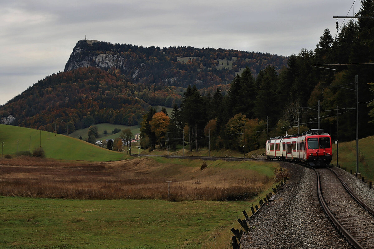 Die Linie durch die Vallée de Joux im Jura Gebirge: Abstieg des heute eingesetzten TRAVYS Domino-Zuges (ABt 50 85 39-43 984 - B 29-43 384 - RBDe 560 384) von Le Séchey hinunter nach Le Pont, hoch oben im Vallée de Joux. Im Hintergrund der markante Dent de Vaulion. 19.Oktober 2021 