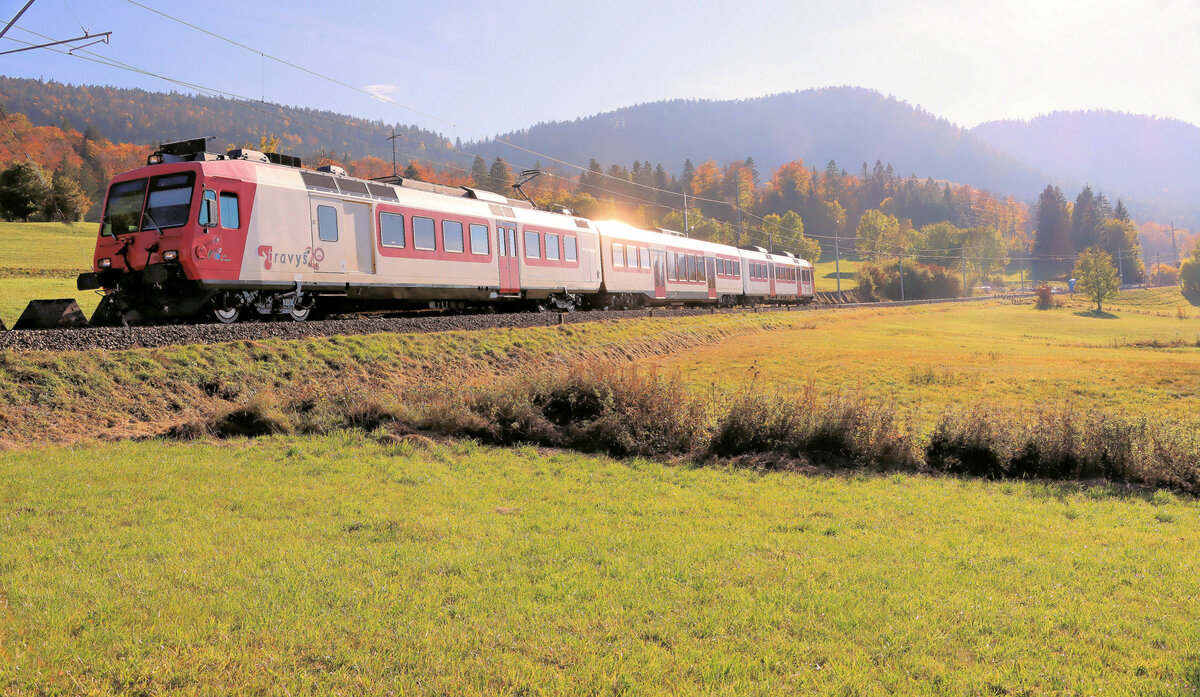 Die Linie durch die Vallée de Joux im Jura Gebirge: TRAVYS Domino-Zug mit NPZ Triebwagen 560 384 kommt der langen Panzersperre entlang aus dem Hochtal herunter nach Le Day (und weiter zur Endstation in Vallorbe). 19.Oktober 2021 