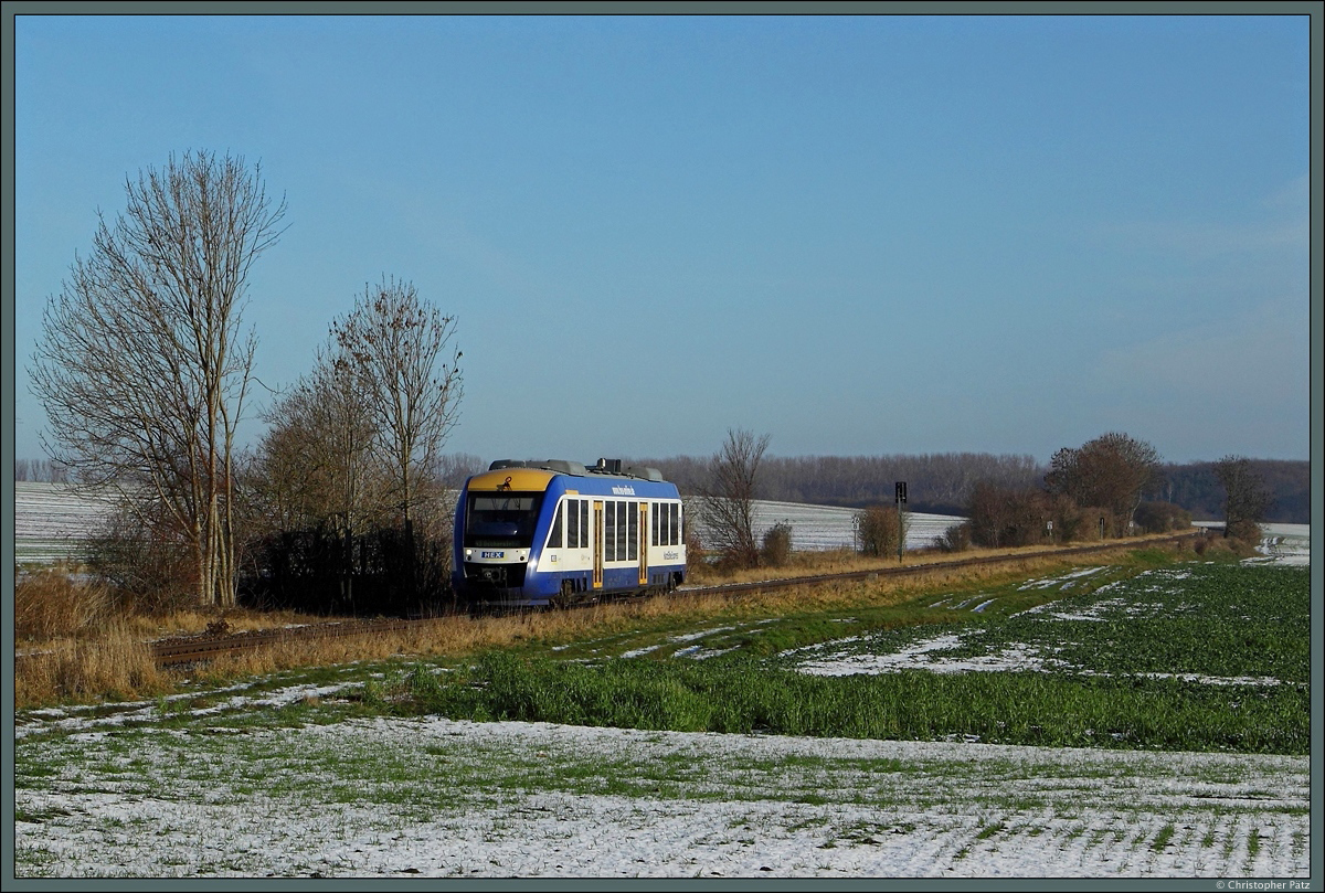 Die Linie HEX 43 bindet die kleineren Orte zwischen Magdeburg und Oschersleben an das Bahnnetz an. Am 09.01.2016 pendelt der VT 873 von Transdev Sachsen-Anhalt zwischen den zwei Städten in der Börde. Hier ist der nach der Stadt Thale benannte Lint 27 als HEX 80188 bei Groß Germersleben Richtung Oschersleben unterwegs.